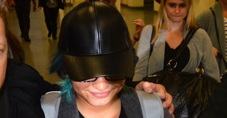 12.out.2013 - Cercada de seguranças, Demi Lovato causou alvoroço ao desembarcar em São Paulo na manhã deste sábado (12). A cantora veio ao Brasil para participar de programa comandado por Fiuk na nova MTV brasileira e divulgar o seu novo disco "DEMI"