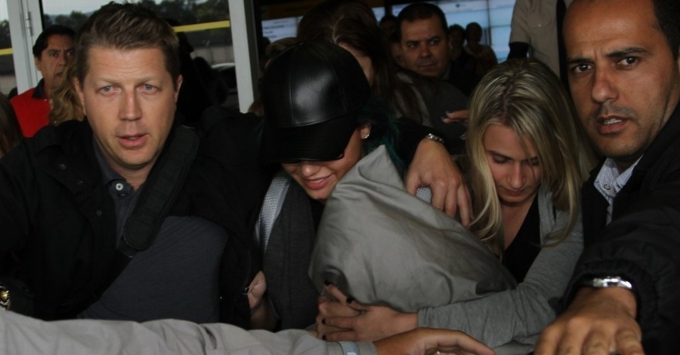 12.out.2013 - Demi Lovato chega ao Brasil para participar de programa comandado por Fiuk na nova MTV brasileira