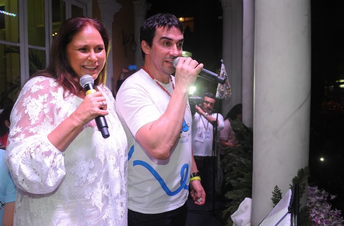 12.out.2013 - Fafá de Belém e Padre Fábio de Melo cantam durante procissão do Círio de Nazaré, em Belém (PA) - Francisco Cepeda/AgNews-PA