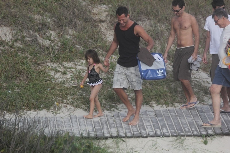 12.out.2013 - Malvino Salvador passeia com a filha, Sofia, em uma praia da Zona Oeste do Rio