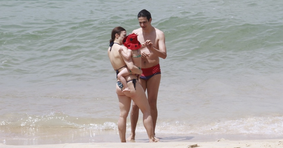 12.out.2013 - Mateus Solano aproveitou o Dia das Crianças para ir à praia com a mulher, Paula Braun e a filha, Flora, neste sábado (12), no Rio.