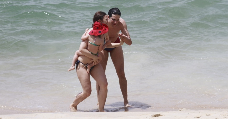 12.out.2013 - Mateus Solano aproveitou o Dia das Crianças para ir à praia com a mulher, Paula Braun e a filha, Flora, neste sábado (12), no Rio.