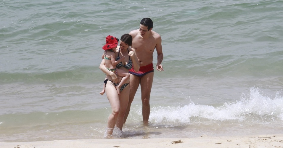 12.out.2013 - Mateus Solano curte praia com a mulher e a filha no Rio