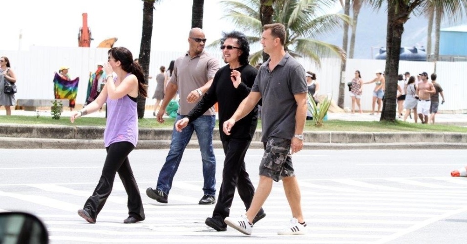 12.out.2013 - Na véspera da apresentação do Black Sabbath no Rio de Janeiro, o guitarrista Tony Iommi passeia por Ipanema, na zona sul da cidade. Sob um calor de quase 30 graus, o músico saiu todo de preto