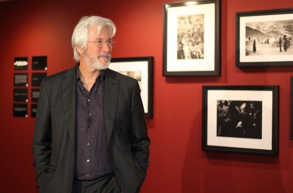 12.out.2013 - O ator americano Richard Gere inaugura no México sua exposição fotográfica "Peregrino", que mostra o cotidiano do povo tibetano. A exposição tem 64 imagens feitas pelo ator entre 1981 e 1996 durante viagens para Índia, Tibet e Mongólia - Sáshenka Gutiérrez/EFE