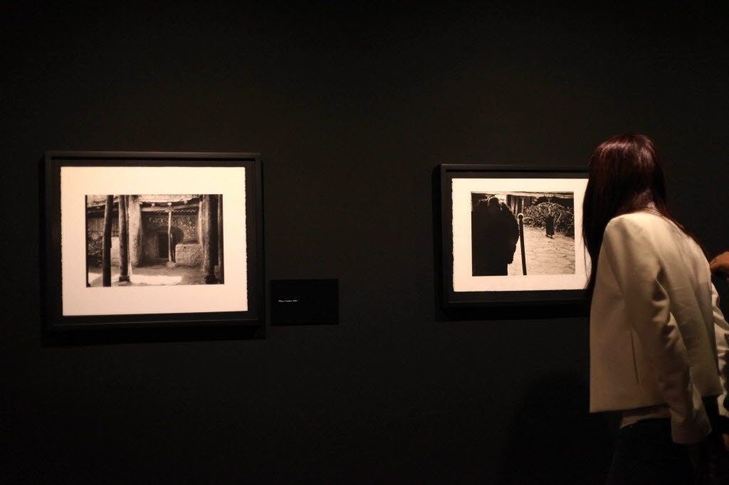 12.out.2013 - O ator americano Richard Gere inaugura no México sua exposição fotográfica "Peregrino", que mostra o cotidiano do povo tibetano. A exposição tem 64 imagens feitas pelo ator entre 1981 e 1996 durante viagens para Índia, Tibet e Mongólia - Sáshenka Gutiérrez/EFE