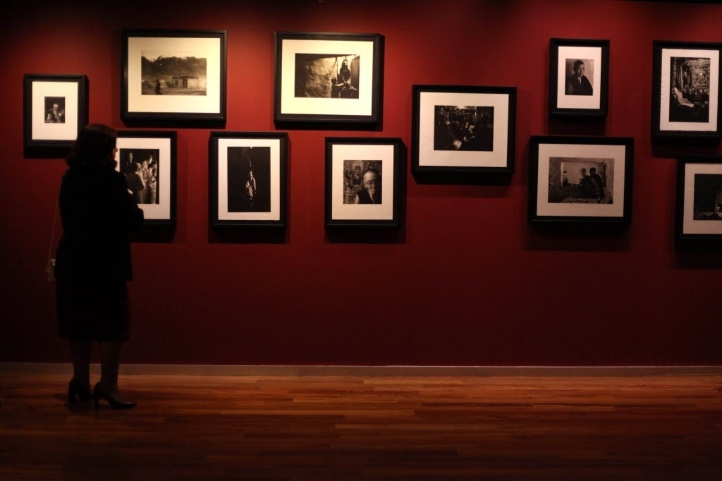 12.out.2013 - O ator americano Richard Gere inaugura no México sua exposição fotográfica "Peregrino", que mostra o cotidiano do povo tibetano. A exposição tem 64 imagens feitas pelo ator entre 1981 e 1996 durante viagens para Índia, Tibet e Mongólia - Sáshenka Gutiérrez/EFE