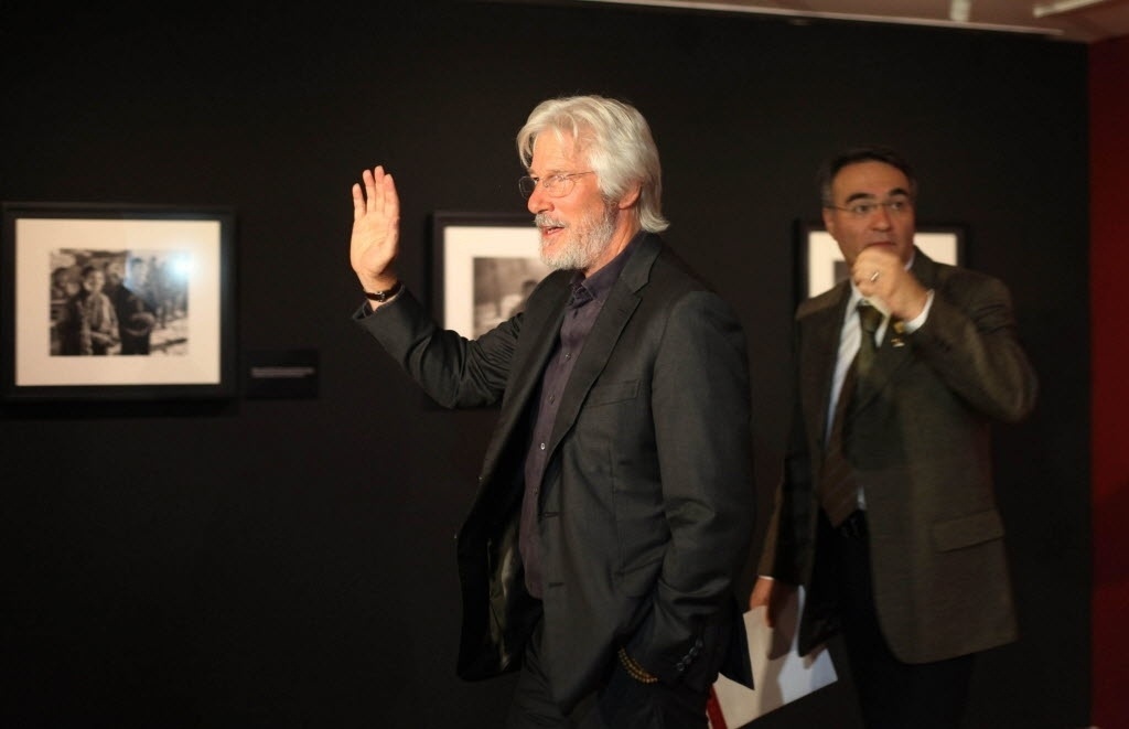 12.out.2013 - O ator americano Richard Gere inaugura no México sua exposição fotográfica "Peregrino", que mostra o cotidiano do povo tibetano. A exposição tem 64 imagens feitas pelo ator entre 1981 e 1996 durante viagens para Índia, Tibet e Mongólia - Sáshenka Gutiérrez/EFE