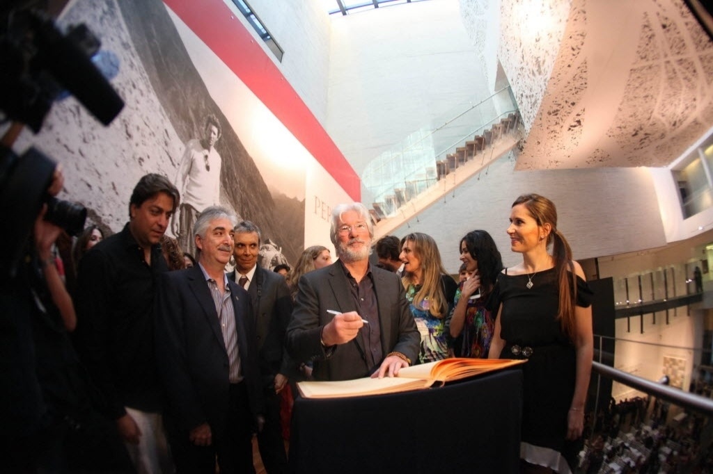 12.out.2013 - O ator americano Richard Gere inaugura no México sua exposição fotográfica "Peregrino", que mostra o cotidiano do povo tibetano. A exposição tem 64 imagens feitas pelo ator entre 1981 e 1996 durante viagens para Índia, Tibet e Mongólia - Sáshenka Gutiérrez/EFE