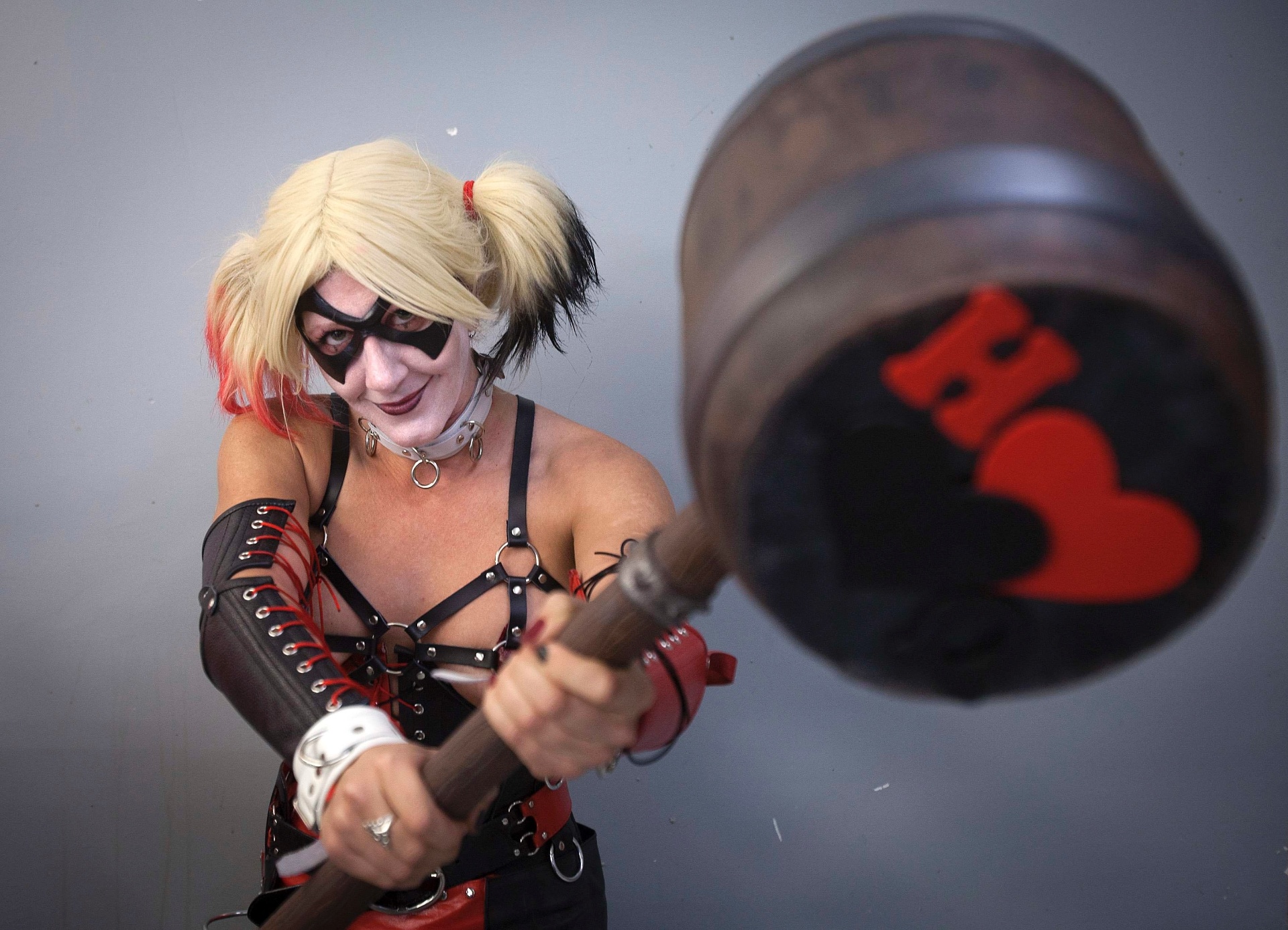13.out.2013 - Harley Quinn, personagem das histórias de "Batman" foi a inspiração dessa fã na Comic-Con NY 2013 - Reuters