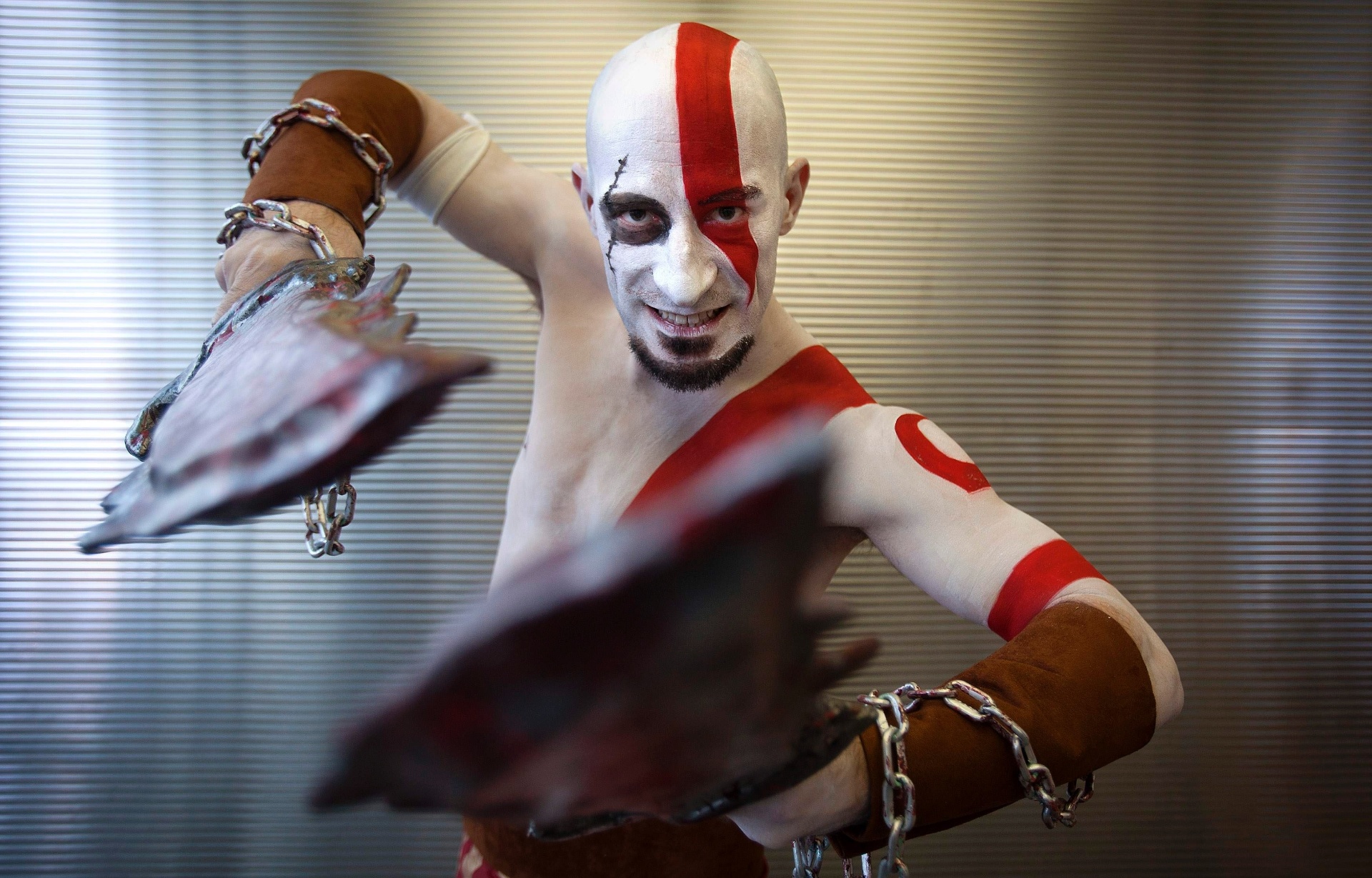 13.out.2013 - Fã fantasiado de Kratos, personagem do jogo "God of War", na Comic-Con NY 2013 - Reuters