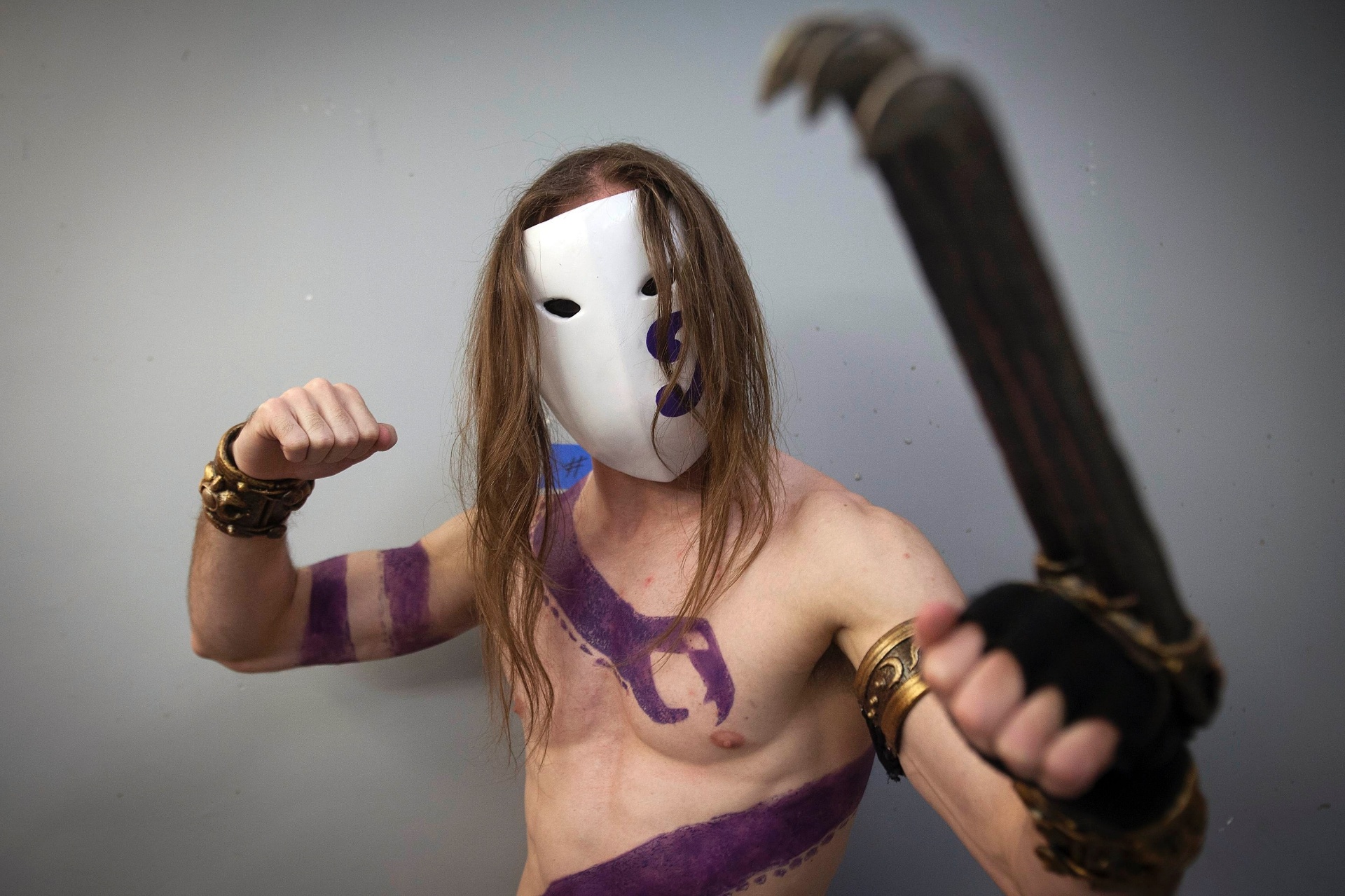 13.out.2013 - Fã do famoso game "Street Fighter", Lou Minervini foi caracterizado de Vega à Comic-Con NY 2013 - Reuters