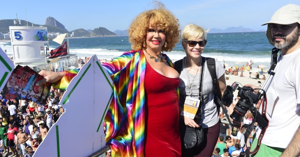 13.out.2013 - Jane Di Castro e Leandra Leal posando em um carro da 18ª edição da Parada do Orgulho LGBT no Rio