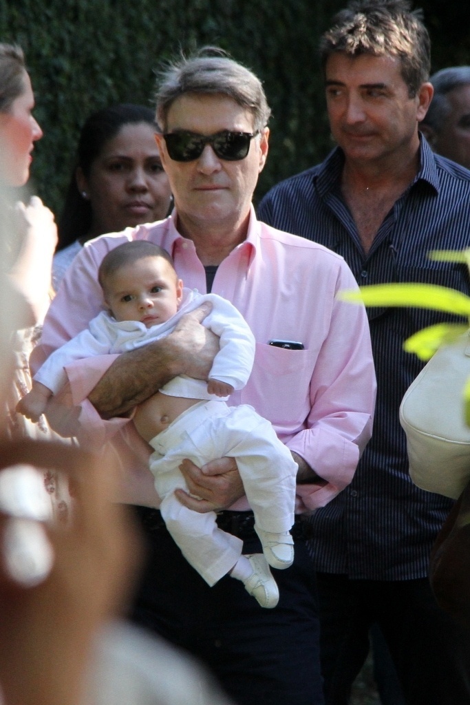 13.out.2013 - O empresário Eike Batista batiza o filho caçula, Balder, neste domingo, em uma igreja do Rio