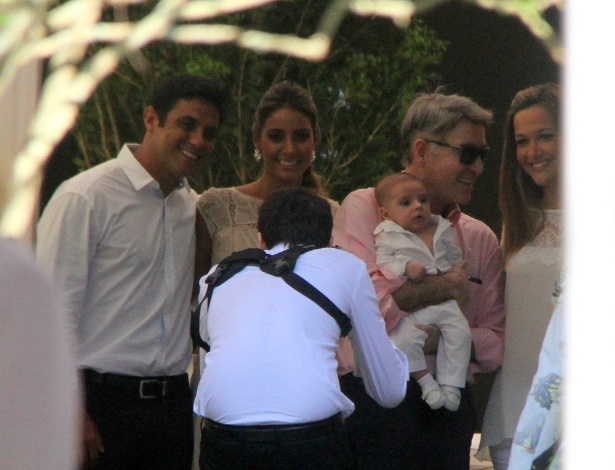 13.out.2013 - O empresário Eike Batista batiza o filho caçula, Balder, neste domingo, em uma igreja do Rio