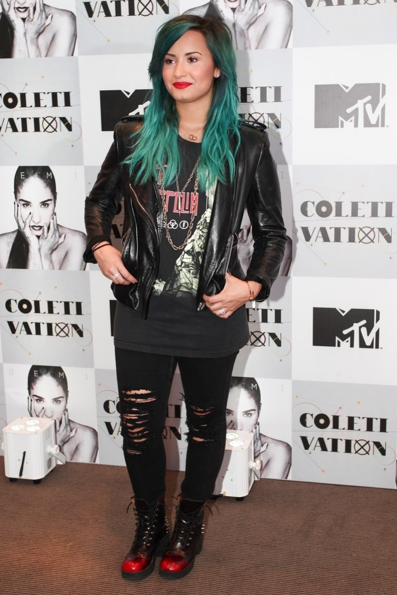 14.ou.2013 - Demi Lovato participou de uma coletiva para promover o programa "Coletivation", da MTV, do qual gravou participação, em um hotel em São Paulo