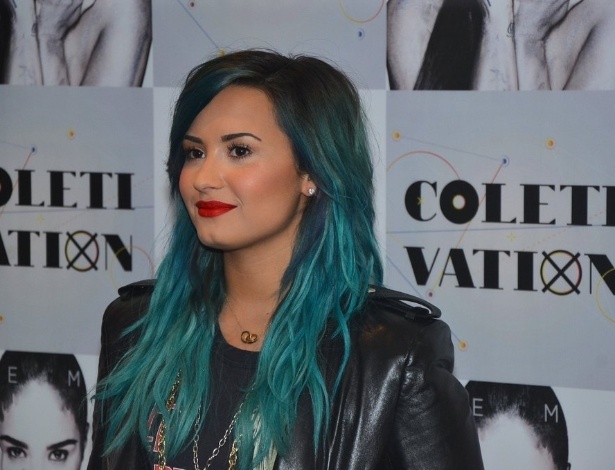 14.ou.2013 - Demi Lovato participou de uma coletiva para promover o programa "Coletivation", da MTV, do qual gravou participação, em um hotel em São Paulo
