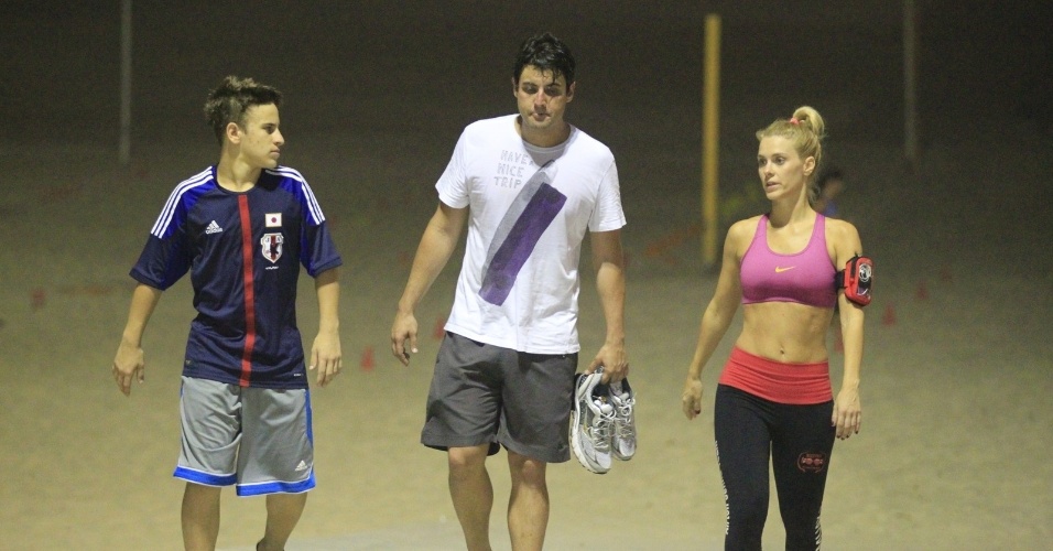 14.out.2013 - Acompanhada de Bruno de Luca e do filho Davi, Carolina Dieckmann se exercitou na praia da Barra, no Rio