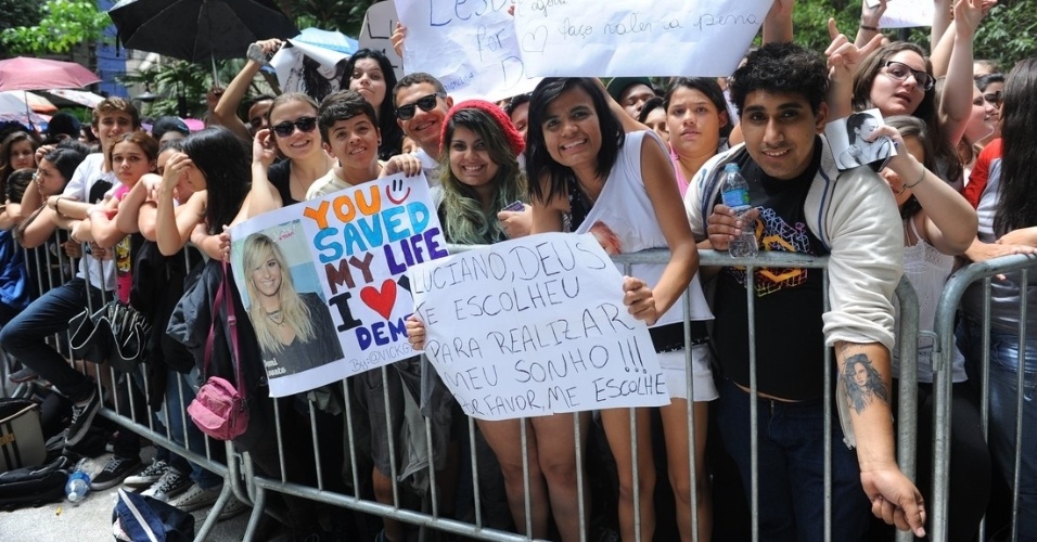 14.out.2013 - Fã de Demi Lovato exibe tatuagem da musa teen em frente à hotel de São Paulo