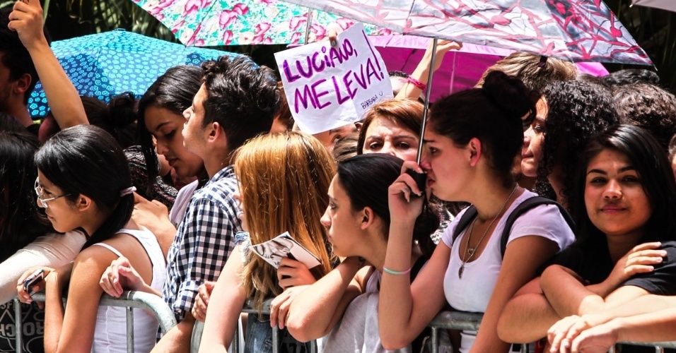 14.out.2013 - Fãs se aglomeraram na porta do hotel em São Paulo onde Demi Lovato participou de uma coletiva para promover o programa "Coletivation", da MTV