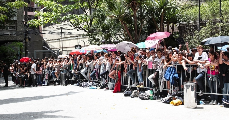 14.out.2013 - Fãs se aglomeraram na porta do hotel em São Paulo onde Demi Lovato participou de uma coletiva para promover o programa "Coletivation", da MTV