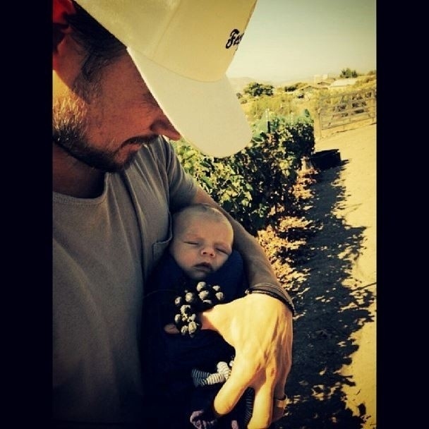 14.out.2013 - Josh Duhamel divulgou uma imagem onde aparece segurando o filho, Axl. O menino é fruto do casamento do ator com a cantora Fergie