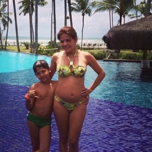 Nívea Stelmann exibiu a barriga de grávida em dia de piscina na Bahia. A atriz estava acompanhada do primogênito, Miguel 
