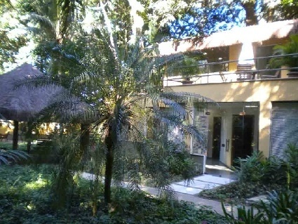 14.out.2013- A clínica psiquiátrica em que Monique Evans está hospedada, na Gávea, Zona Sul do Rio, possui uma área externa arborizada