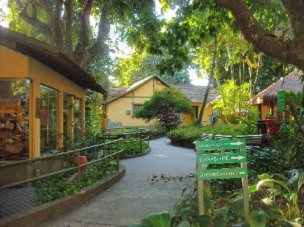 14.out.2013- A clínica psiquiátrica em que Monique Evans está hospedada, na Gávea, Zona Sul do Rio, possui uma área externa arborizada