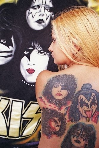 A advogada e fã do Kiss, Fabiana Mathias, que tatuou nas costas o rosto dos quatro integrantes do grupo musical, em sua casa, em São Paulo (14/4/1999).