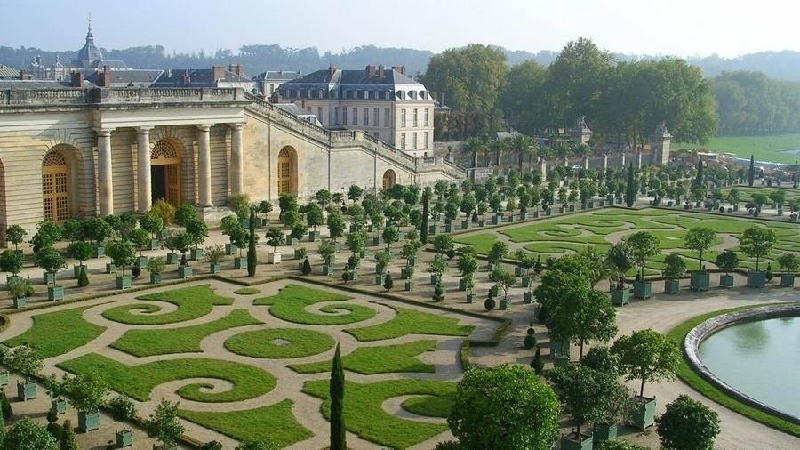 A área que cerca o Castelo de Versalhes, na França, exibe construções imponentes e jardins perfeitos para um passeio - Tatiana Babadobulos/UOL