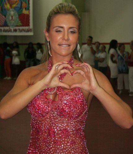 A personal trainer Joana Machado faz um coração com as mãos em sua coroação como Rainha de Bateria da Escola de Samba X9 Paulistana, em São Paulo (30/1/2011)