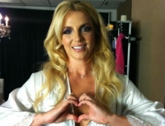 Britney Spears pede para os fãs trocarem seus avatares no Twitter por uma imagem de coração, da ONG "Show Your Hearts" (Mostrem seus corações), que ajuda crianças a superaram traumas após perderem os pais em acidentes de carro (27/7/11)