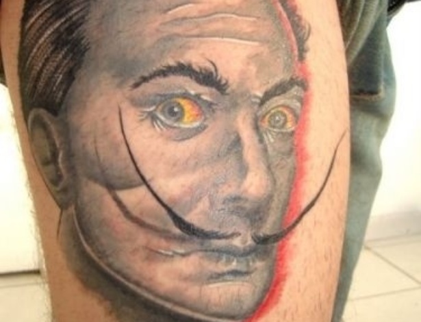 Carlos Rodrigo Ribeiro de Aguiar tatuou na perna o rosto do pintor surrealista espanhol Salvador Dali.