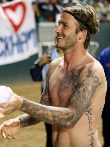 Em seu antebraço esquerdo, o jogador David Beckham tatuou uma imagem da mulher Victoria Beckham seminua. Na foto, o jogador atende fãs após jogo do LA Galaxy, em Los Angeles (2/4/2011).