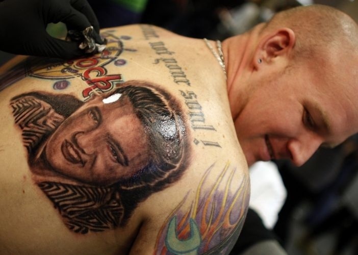 Fã de Elvis Presley tatua o rosto do cantor durante convenção internacional de tatuagem em Budapeste (12/3/2011).