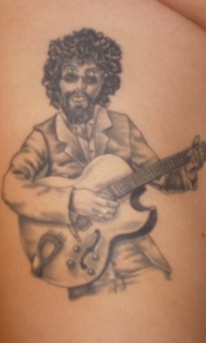 Heliton Cambraia tatuou na costela uma imagem do cantor Raul Seixas. "Minha paixão começou quando eu tinha 10 anos de idade e ouvi pela primeira vez uma fita cassete do Raulzito", disse o fã, que tatuou o ídolo em julho de 2008. Raul Seixas morreu no dia 21 de agosto de 1989.