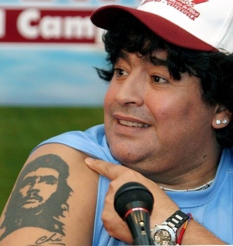 O ex-jogador de futebol Maradona mostra tatuagem no braço de Che Guevara durante entrevista coletiva em Maracaibo, Venezuela (25/3/2005).