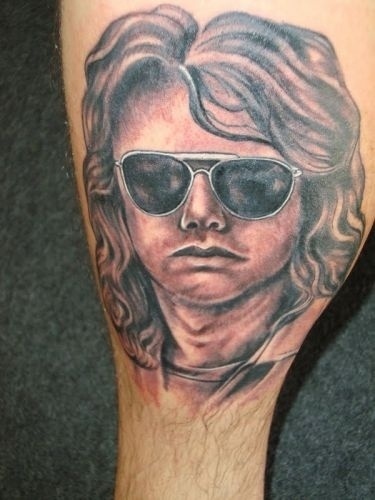 O fã Douglas Toffoletto é fã do The Doors desde os 14 anos e tatuou o rosto de Jim Morrison, vocalista da banda. O cantor morreu no dia 3 de julho 1971.