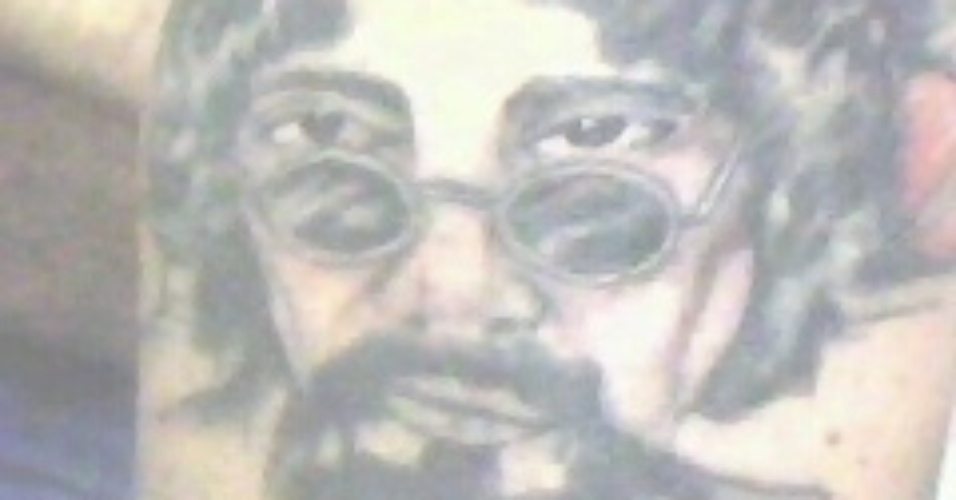 O fã Rafael Ibrahim Nassar tatuou o rosto e outros símbolos que representam o cantor Raul Seixas, que morreu no dia 21 de agosto de 1989.