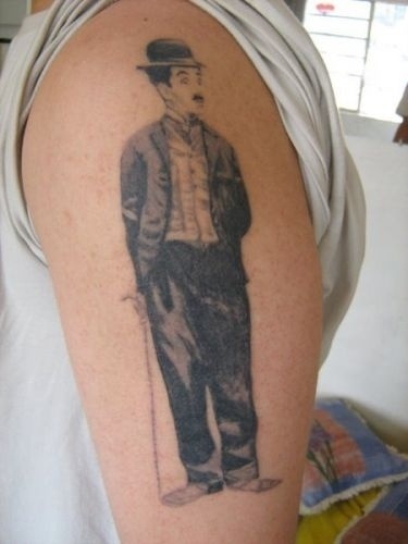O fã Vitor Luiz Zullino tatuou uma imagem do ator e diretor Charles Chaplin no braço. "É o melhor, igual a ele o cinema nunca vai ter", disse o fã. Chaplin morreu no dia 25 de dezembro de 1977.