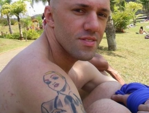 O internauta Antonio Cesar Almeida Santana enviou uma foto de sua tatuagem da cantora Madonna. "Madonna, minha divina inspiração", disse o fã.