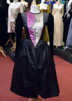 O vestido Yves Saint Laurent criado para a modelo Danielle Luquet De Saint Germain foi leiloado em meio a outras peças de uma coleção privada de alta-costura e prêt-à-porter no Hotel Drouot, de Paris (14/10/2013) - Eric Feferberg/AFP