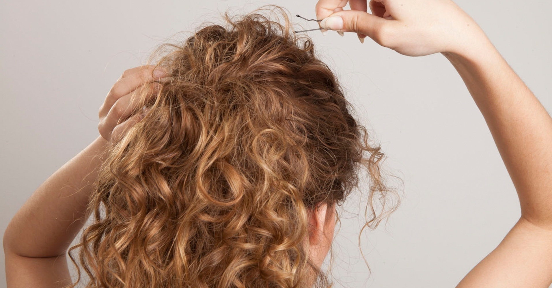 Penteados com acessórios - mecha topo da cabeça - Fabiano Cerchiari/UOL