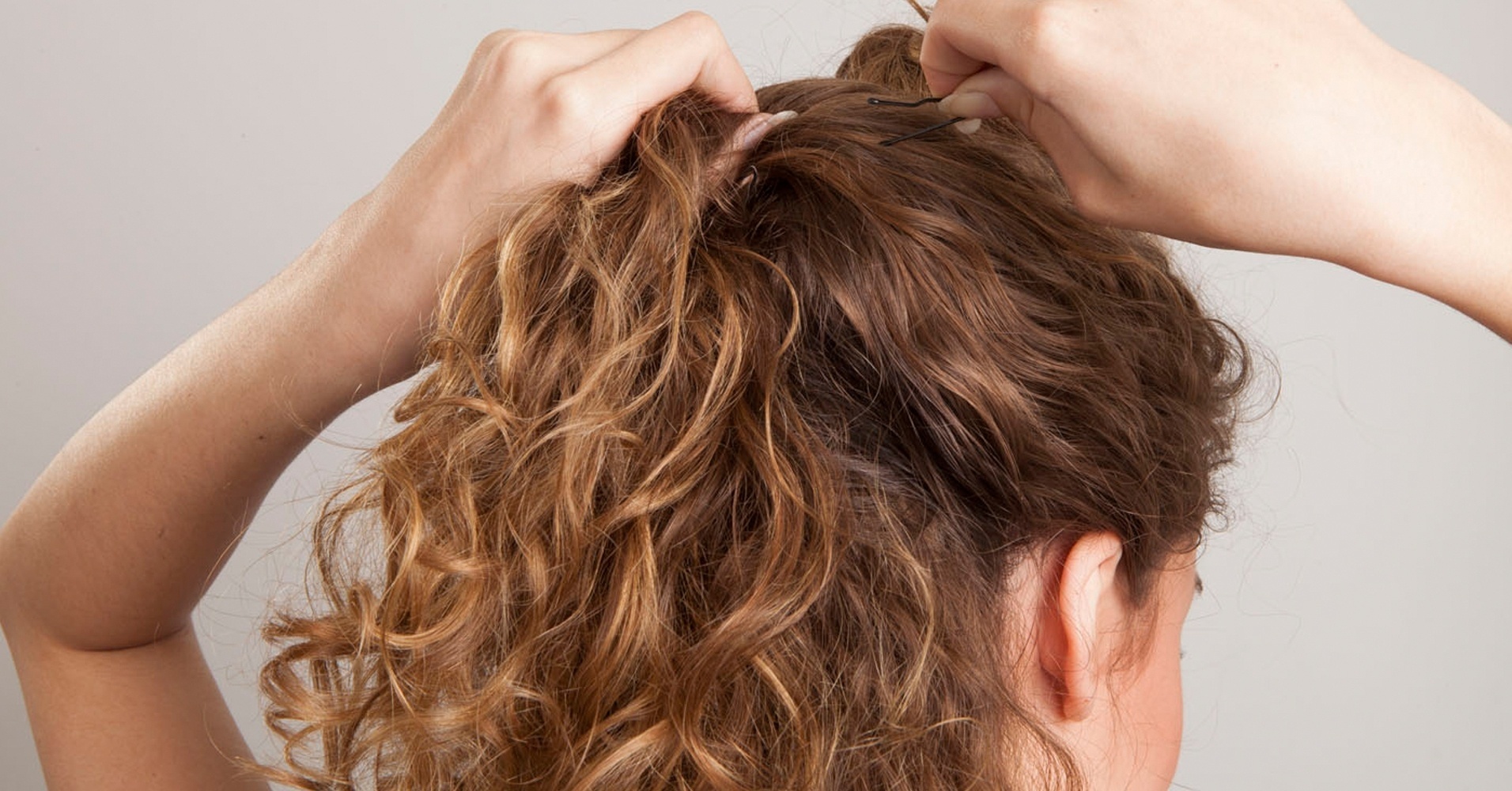 Penteados com acessórios - mechas laterais - Fabiano Cerchiari/UOL