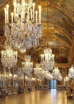 Uma das salas mais deslumbrantes do Palácio de Versalhes é o Salão dos Espelhos, com 17 espelhos em forma de arco refletindo as janelas do ambiente - Tatiana Babadobulos/UOL