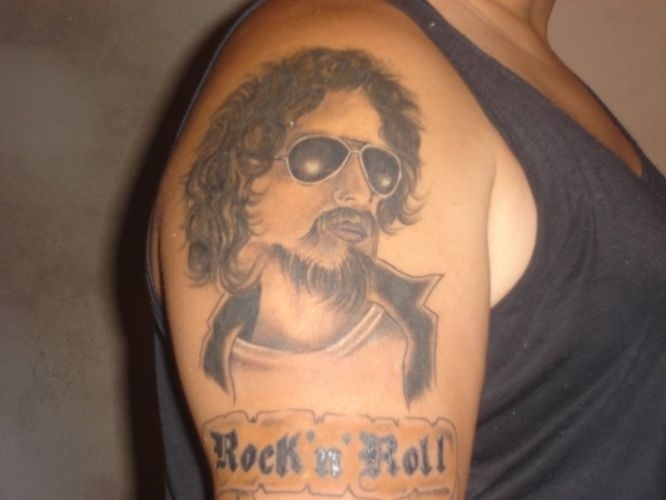 Wagner Luiz Lino tatuou no braço o rosto do cantor Raul Seixas. "Rei do rock nacional", definiu o fã sobre o ídolo.