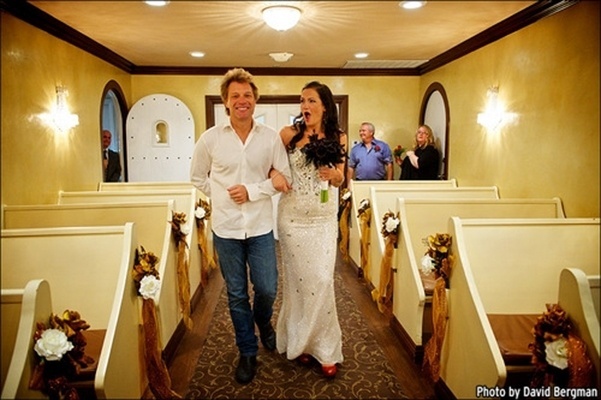 12.out.2013 - O cantor Jon Bon Jovi leva a fã Branka Delic até o altar, na Graceland Wedding Chapel, mesmo lugar onde ele se casou com a mulher, Dorothea, há 24 anos. O astro realizou o sonho da super fã australiana, após a moça criar um site fazendo o pedido
