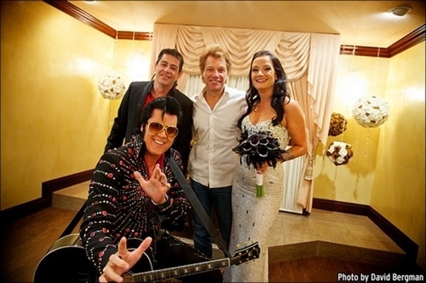12.out.2013 - O cantor Jon Bon Jovi posa com os noivos, Branka Delic e Gonzalo Claderia, após levar a noite até o altar, na Graceland Wedding Chapel, mesmo lugar onde ele se casou com a mulher, Dorothea, há 24 anos, em Las Vegas