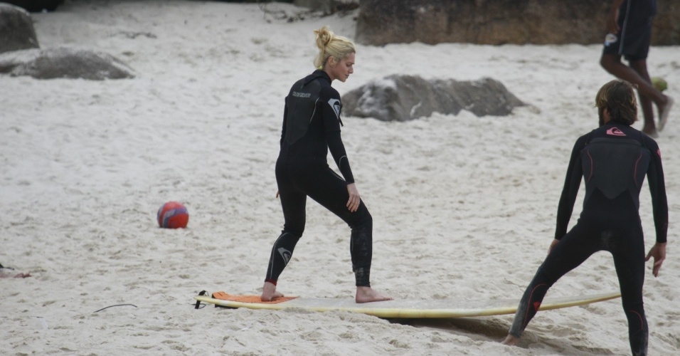 14.out.2013 - Letícia Spiller fez aula de surfe na Prainha, zona oeste do Rio. A atriz estava acompanhada do filho, Pedro